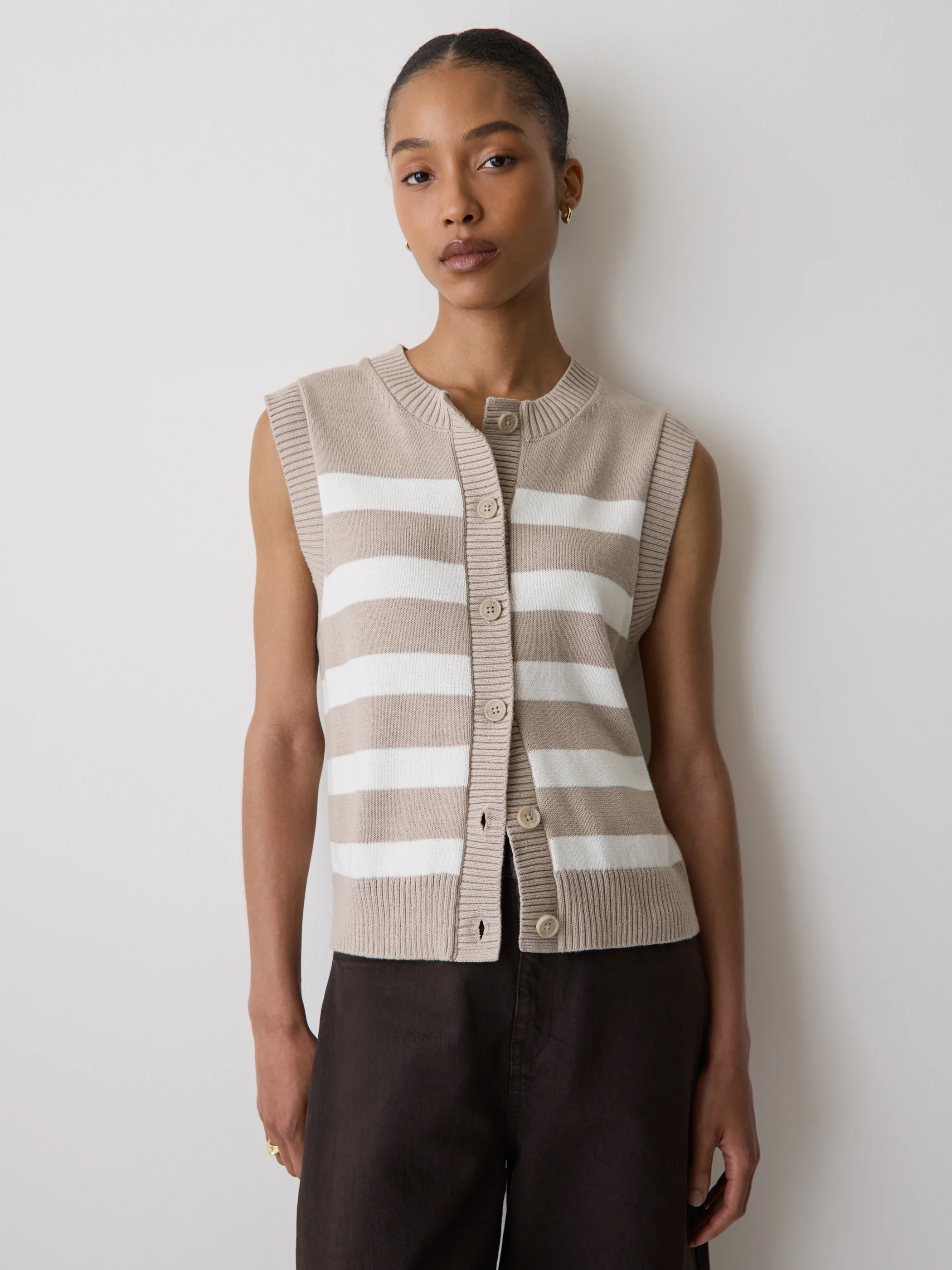 Sleeveless Crew-Neck Sweater Vest - Image 11