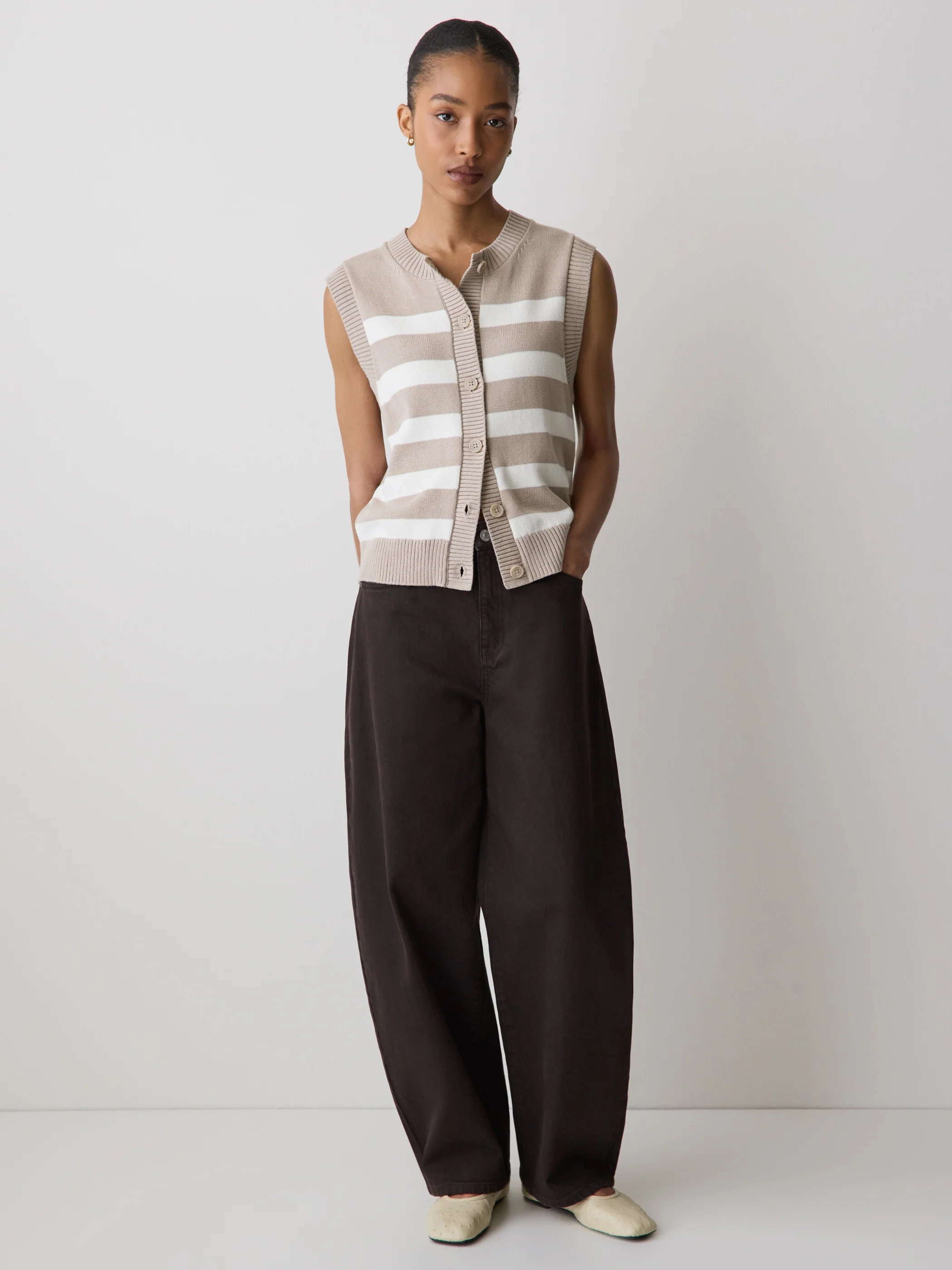 Sleeveless Crew-Neck Sweater Vest - Image 12