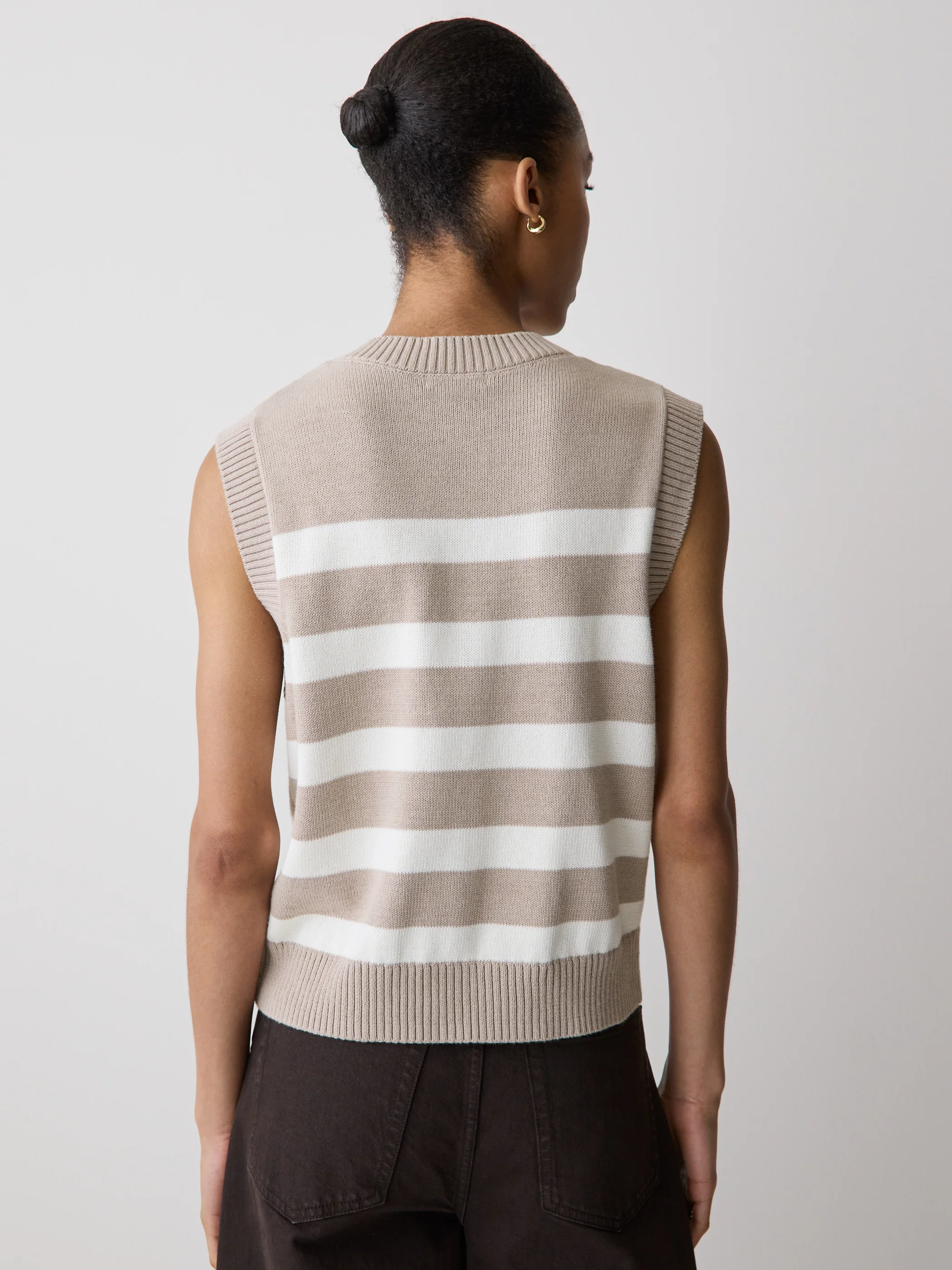Sleeveless Crew-Neck Sweater Vest - Image 13