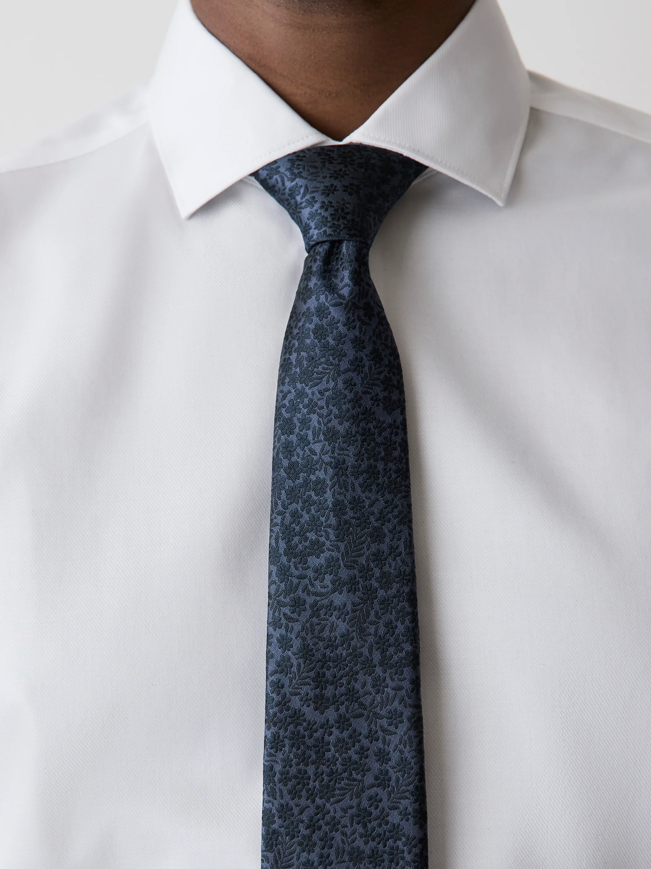 Regular Tie with Tonal Floral Pattern - Image 4