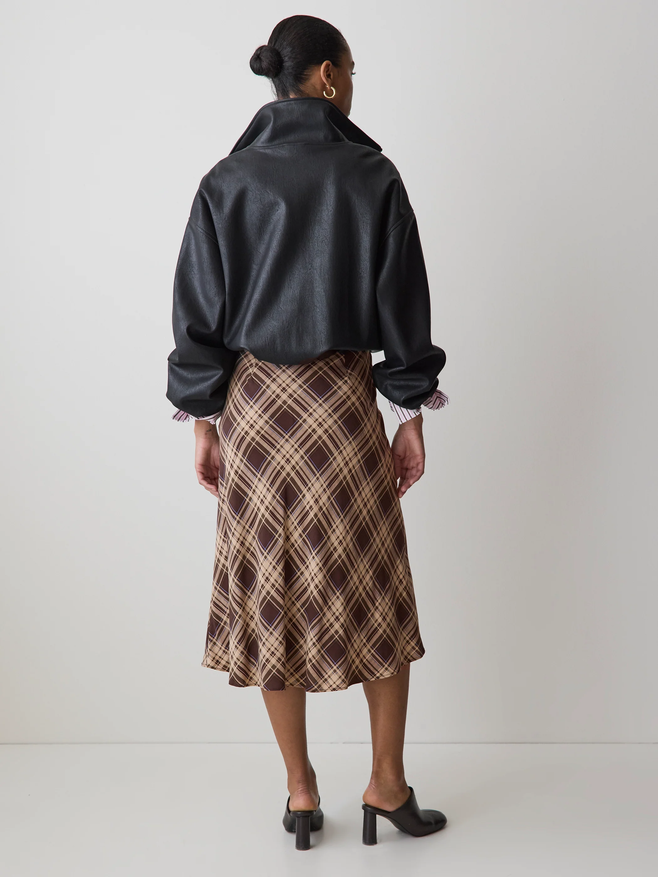 High-Rise A-Line Midi Skirt with Cinched Knotted Detail - Image 4