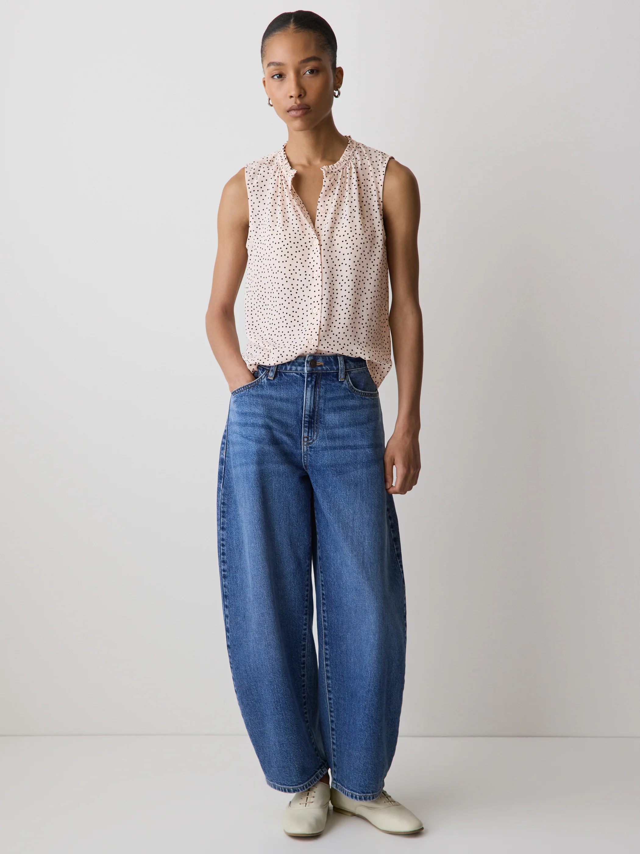 Sleeveless Buttoned-Down Blouse - Image 12