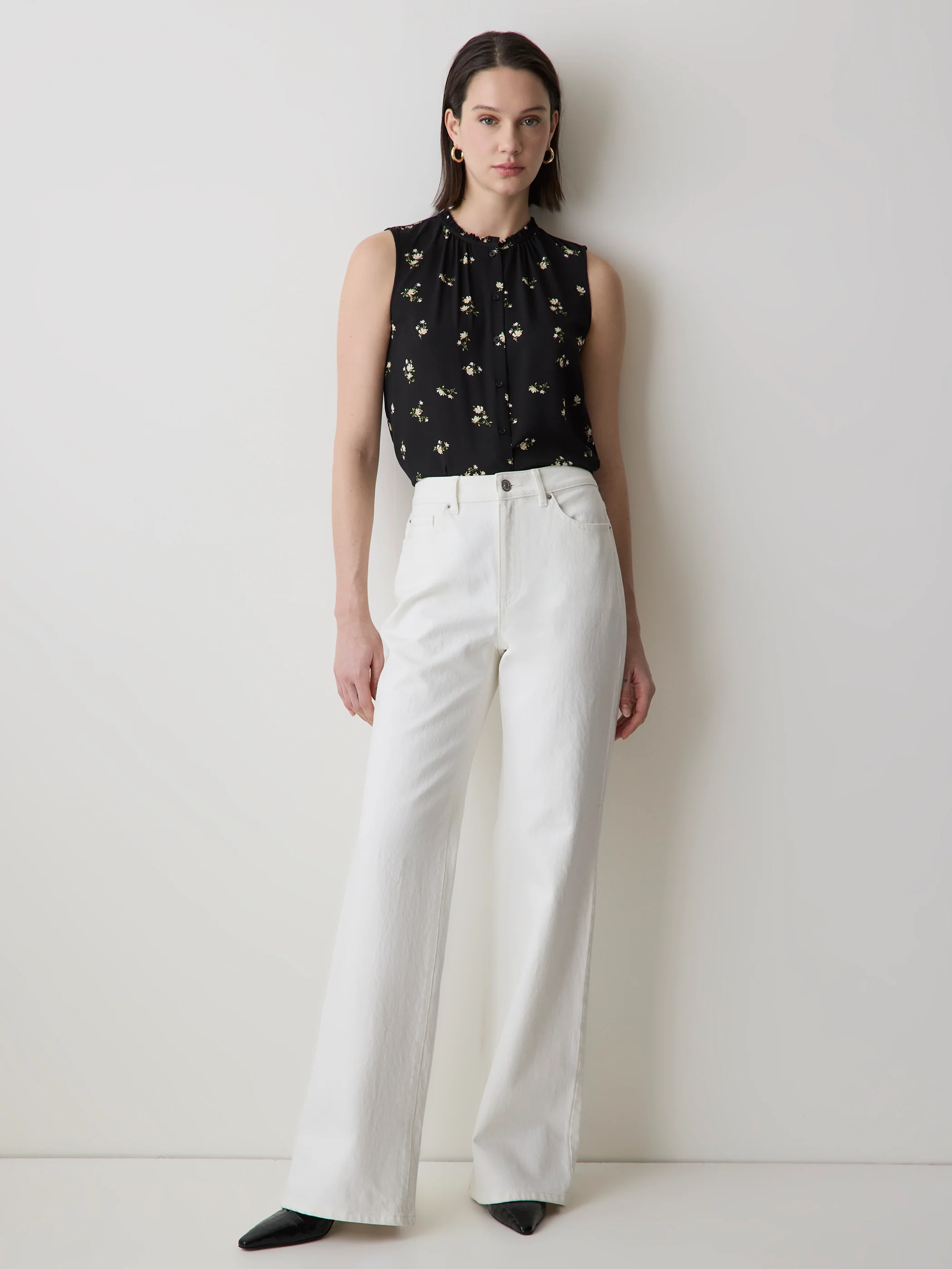 Sleeveless Buttoned-Down Blouse - Image 17