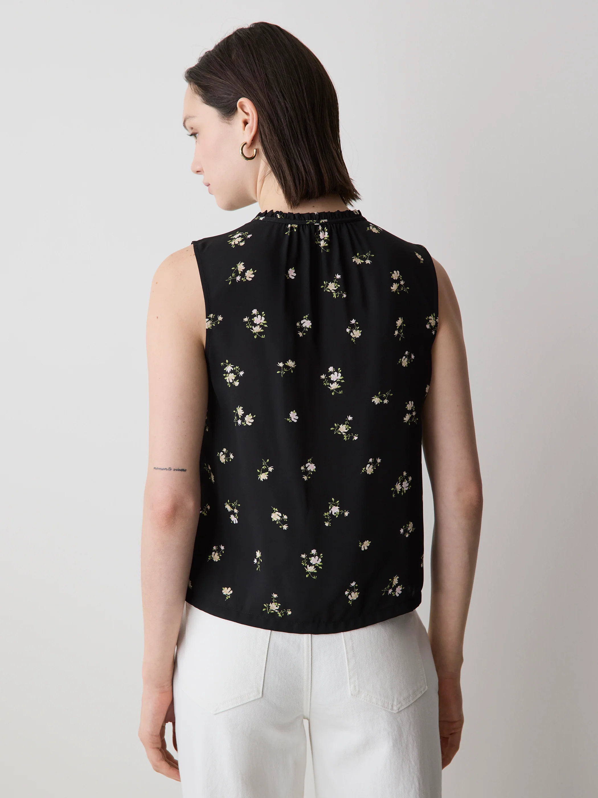 Sleeveless Buttoned-Down Blouse - Image 18