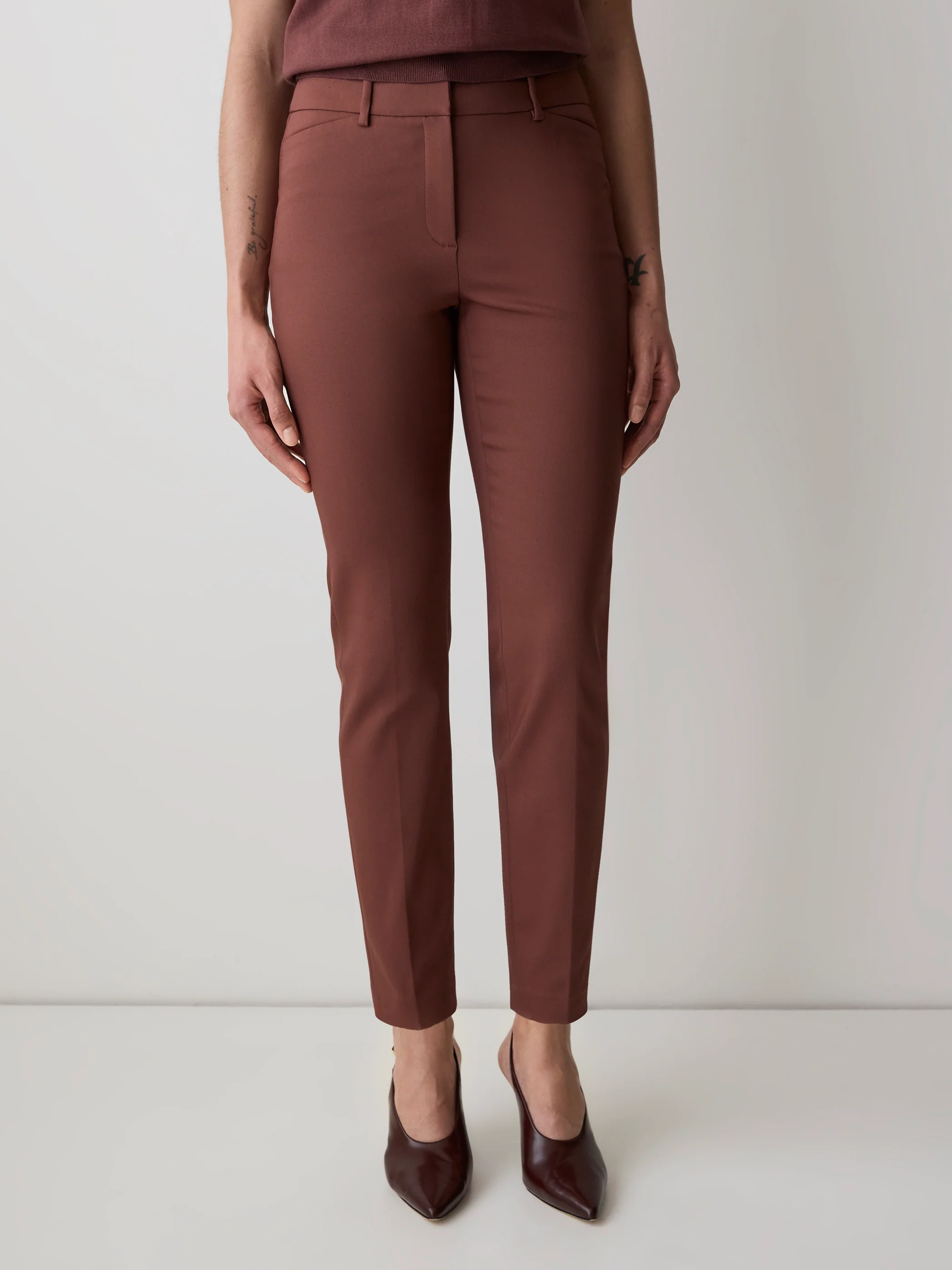 Limitless Mid-Rise Slim-Leg Signature Fit Pant